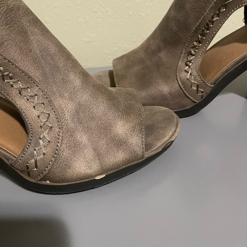 Cute fall shoe! Never worn!